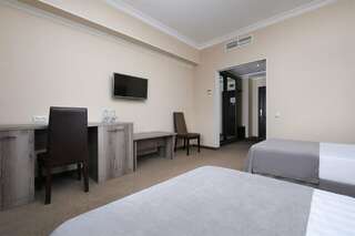 Гостиница Маск Пятигорск Просторный двухместный номер с 2 отдельными кроватями-4