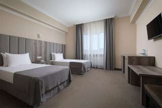 Гостиница Маск Пятигорск Просторный двухместный номер с 2 отдельными кроватями-1