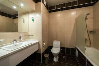 Гостиница Маск Пятигорск Просторный двухместный номер с 2 отдельными кроватями-6